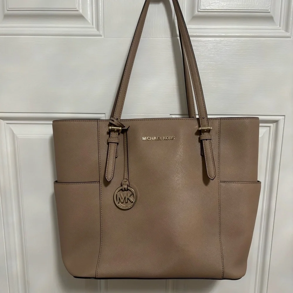 Michael Kors Jet Set Tote – Tan Saffiano Leather – Authenticated – Gold Hardware